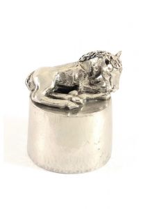 Paard liggend urn zilvertin