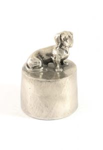Teckel klein zittend urn zilvertin